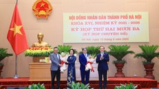 Chủ tịch UBND TP Trần Sỹ Thanh và Chủ tịch HĐND TP Nguyễn Ngọc Tuấn tặng hoa chúc mừng tân Phó Chủ tịch HĐND TP Hà Nội và UBND TP Hà Nội.