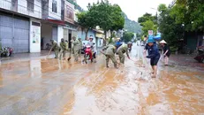 Lực lượng chức năng khắc phục hậu quả mưa lũ.