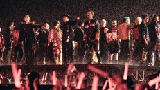 Các anh tài và khán giả hòa mình vào cơn mưa lớn trong ca khúc "Hỏa ca" mở màn