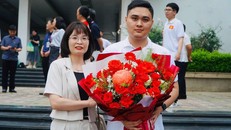 Đỗ Trung Kiên cùng cô giáo Đinh Thị Xoan. Ảnh: NVCC