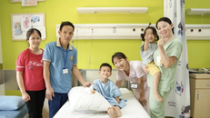 Niềm vui của gia đình bé Lê Duy Quang (11 tuổi, ngụ tỉnh Hà Tĩnh) sau phẫu thuật lần 1.
