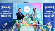 Ông Nguyễn Quang Trí (bên trái) đại diện Vinamilk đón nhận danh hiệu Thương hiệu sữa được chọn mua nhiều nhất năm thứ 13 liên tiếp. Ảnh: Nguyên Phương