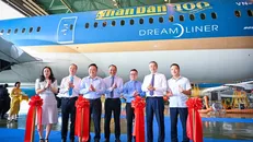 Lãnh đạo Báo Nhân Dân và Vietnam Airlines tại sự kiện ra mắt chiếc máy bay mang biểu trưng 100 năm Báo chí Cách mạng Việt Nam