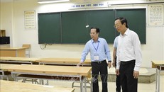 Ông Phạm Ngọc Thưởng, Thứ trưởng Thường trực Bộ Giáo dục và Đào tạo, Trưởng Ban chỉ đạo cấp quốc gia Kỳ thi Tốt nghiệp THPT năm 2025 kiểm tra điểm thi Trường THCS Trưng Vương (quận Hoàn Kiếm, Hà Nội). Ảnh: Nguyễn Cúc/TTXVN