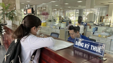 Người dân thực hiện giao dịch tại Cục Thuế Thành phố Hồ Chí Minh