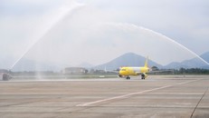 Nghi thức phun vòi rồng (Water salute) chào đón chiếc máy bay đầu tiên do Vietravel Airlines sở hữu