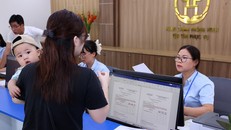 Người dân đến làm thủ tục hành chính tại phường Tây Hồ, thành phố Hà Nội. Ảnh: Văn Điệp/TTXVN