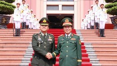 Đại tướng Nguyễn Tân Cương và Đại tướng Songwit Noonpackdee tại lễ đón. Ảnh: Trọng Đức/TTXVN