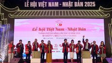 Đại biểu thực hiện nghi thức đập, mời rượu để khai mạc Lễ hội. Ảnh: Trần Lê Lâm/TTXVN