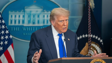 Tổng thống Mỹ Donald Trump phát biểu trong cuộc họp báo tại Nhà Trắng. Ảnh: THX/TTXVN