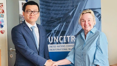 Đại sứ Vũ Lê Thái Hoàng và bà Anna Joubin-Bret, Thư ký Ủy ban Luật Thương mại Quốc tế của Liên hợp quốc (UNCITRAL).
