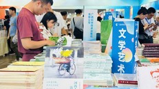 Bản tiếng Trung của cuốn sách “Người Hà Nội, chuyện ăn, chuyện uống một thời” được giới thiệu tại Tuần lễ Sách văn hóa Trung Quốc-Đông Nam Á.