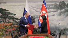 Ngoại trưởng Triều Tiên Choe Son Hui (phải) và người đồng cấp Nga Sergei Lavrov tại cuộc hội đàm ở Bình Nhưỡng hồi tháng 10/2023. 