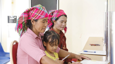 Đồng bào dân tộc Hà Nhì làm thủ tục tại Trung tâm phục vụ hành chính công xã biên giới Sín Thầu, tỉnh Điện Biên.