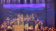 Vở chèo tái hiện 56 ngày đêm chiến đấu kiên cường, gian khổ của quân và dân ta. 