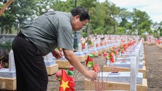 Thủ tướng Phạm Minh Chính thắp hương tại Nghĩa trang Liệt sĩ quốc gia Đường 9. Ảnh: VGP/Nhật Bắc
