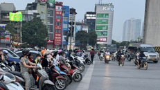 Việc hướng tới loại bỏ xe máy chạy xăng đang là nhiệm vụ cấp bách đặt ra với Thủ đô Hà Nội. 