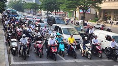 Hà Nội hướng tới loại bỏ xe máy chạy xăng