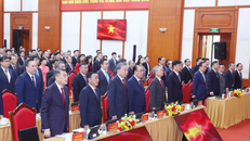 Tổng Bí thư Tô Lâm và các đại biểu thực hiện nghi lễ chào cờ.