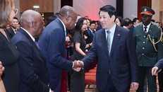 Chủ tịch nước Lương Cường với đại biểu các nước dự Lễ kỷ niệm 50 năm thiết lập quan hệ ngoại giao Việt Nam-Angola.