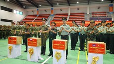 Thượng tướng Hoàng Xuân Chiến, Ủy viên Trung ương Đảng, Ủy viên Thường vụ Quân ủy Trung ương, Thứ trưởng Bộ Quốc phòng tặng quà cho quân nhân của 4 đoàn Quân đội nước ngoài tham gia diễu binh, diễu hành.