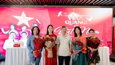 Giáo sư-Tiến sỹ-Anh hùng lao động Nguyễn Anh Trí (giữa) cùng êkip thực hiện MV