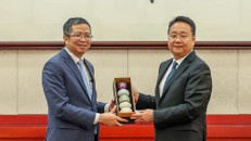 Đại sứ Việt Nam tại Trung Quốc Phạm Thanh Bình (trái) hội kiến với Phó Trưởng ban Tuyên truyền Trung ương Đảng Cộng sản Trung Quốc Vương Cương.