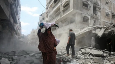 Đống đổ nát sau các cuộc không kích của Israel xuống Dải Gaza.