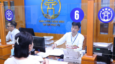 Người dân giải quyết thủ tục hành chính tại Trung tâm Phục vụ hành chính công Thành phố Hà Nội