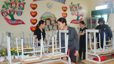 Giáo viên dọn dẹp trường lớp sau bão (Ảnh minh họa)