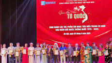 BTC trao bằng vinh danh các tác phẩm âm nhạc tiêu biểu trong 50 năm sau ngày thống nhất đất nước.