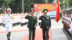 Đại tướng Phan Văn Giang và Thượng tướng Zakir Hasanov duyệt Đội danh dự Quân đội nhân dân Việt Nam