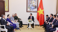 Chủ tịch nước Lương Cường với đại diện gia đình nhân sỹ hữu nghị - tướng lĩnh cách mạng, chuyên gia, cố vấn Trung Quốc từng tham gia giúp đỡ Việt Nam