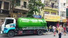 Dự án đã huy động 30 nhân sự và 5 xe hút bùn, các thiết bị chuyên dụng, bao tải cát và các vật tư, quây rào tạm để tiến hành khoanh vùng, thu gom, xử lý bùn