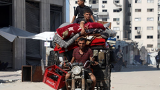 Người dân Palestine sơ tán tránh xung đột tại Gaza.