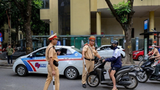 Học sinh điều khiển xe môtô không biển kiểm soát bị Cảnh sát Giao thông phát hiện, xử lý.