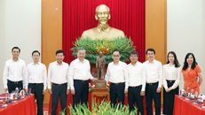 Tổng Bí thư Tô Lâm tặng bức tượng Chủ tịch Hồ Chí Minh cho Bộ Ngoại giao