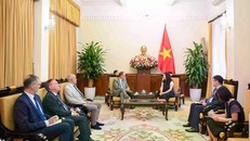 Thứ trưởng Bộ Ngoại giao Lê Thị Thu Hằng tiếp Nhóm Nghị sỹ hữu nghị Pháp-Việt tại Thượng viện Pháp