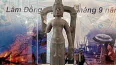 Bảo vật Quốc gia Tượng Avalokitesvara Bắc Bình được chế tác từ đá sa thạch màu xám đen, có niên đại từ thế kỷ 8-9. Ảnh: Nguyễn Dũng/TTXVN.