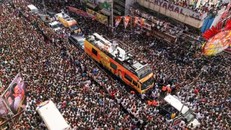 Các quan chức ước tính có tới 50.000 người tập trung tại địa điểm rộng khoảng 11.100m2.