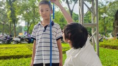 Nhân viên y tế đo chiều cao cho trẻ tại ngày hội.