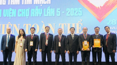 Lãnh đạo Bộ Y tế, Bệnh viện Chợ Rẫy chụp ảnh cùng chủ tọa đoàn, báo cáo viên của phiên toàn thể trong Hội nghị.