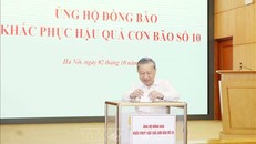Tổng Bí thư Tô Lâm ủng hộ đồng bào khắc phục hậu quả cơn bão số 10. Ảnh: TTXVN