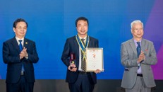 Ông Nguyễn Thái Hà, Tổng Giám đốc T&T Energy đại diện doanh nghiệp nhận giải thưởng Thương hiệu mạnh tăng trưởng xanh 2025 tại Diễn đàn kinh tế mới 2025