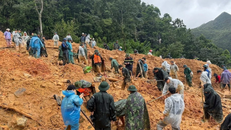 Cán bộ, chiến sỹ Công an tỉnh Tuyên Quang phối hợp cùng các lực lượng tìm kiếm 4 nạn nhân mất tích trong lũ lụt do hoàn lưu bão số 10 tại thôn Má Lầu A, xã Lũng Cú, tỉnh Tuyên Quang.
