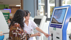 Người bệnh làm thủ tục ở ki-ốt đăng ký khám tự động tại Bệnh viện Đa khoa Đức Giang