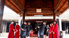 Di sản Hát Xoan (Phú Thọ) còn được gọi là Khúc môn đình (hát cửa đình), là lối hát thờ thần, tương truyền có từ thời các Vua Hùng.