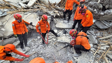 Lực lượng cứu hộ tìm kiếm nạn nhân trong vụ sập tòa nhà tại trường nội trú Hồi giáo Al-Khoziny ở Sidoarjo, tỉnh Đông Java, Indonesia, ngày 4/10/2025.