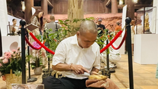 Nghệ nhân trình diễn tỉa trầm tại triển lãm