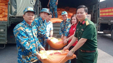 Cán bộ, chiến sỹ Sư đoàn 372 (Quân chủng Phòng không-Không quân) bàn giao nhu yếu phẩm cho các lực lượng tỉnh Thái Nguyên. 